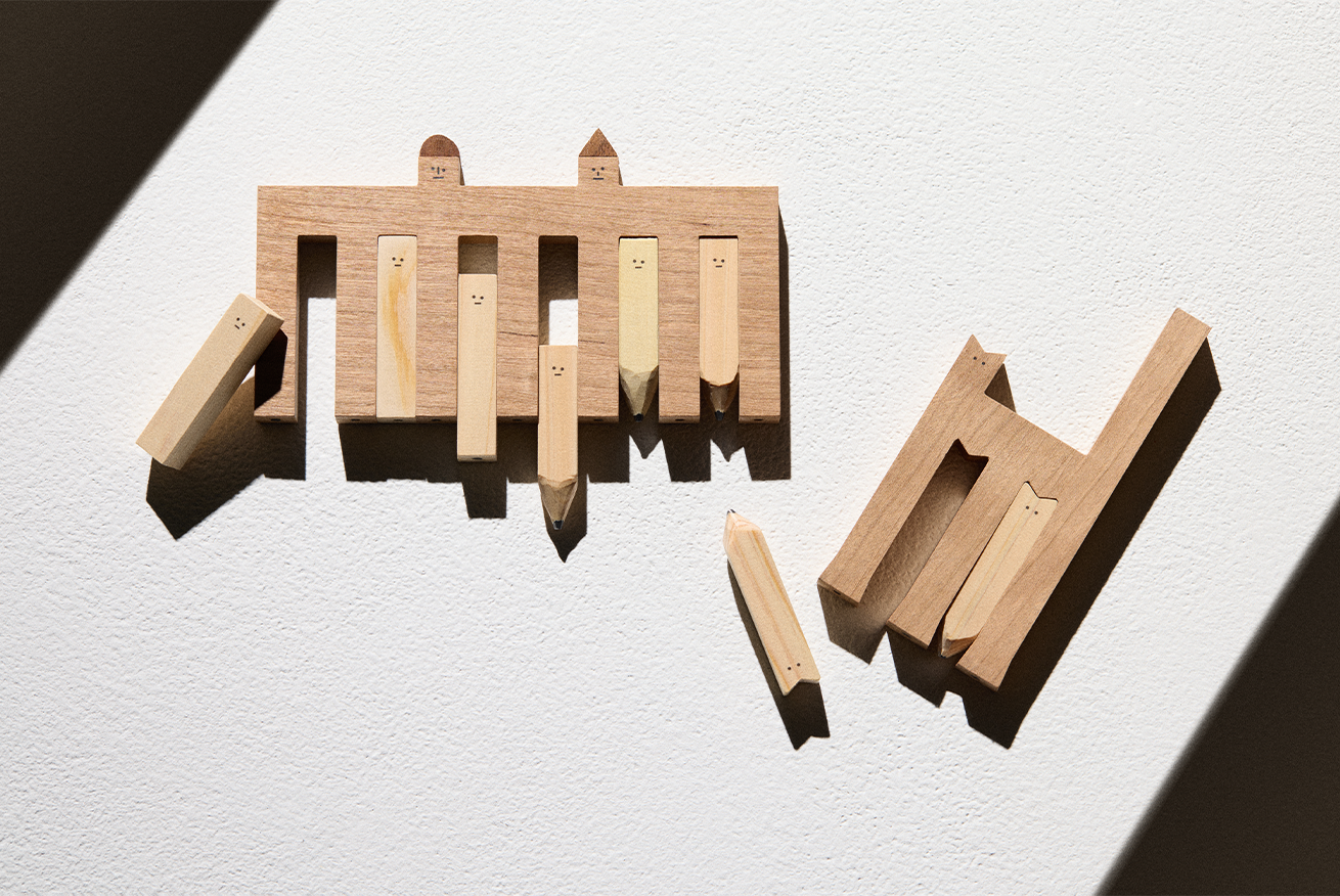 마음 스튜디오의 ‘함께 쓰는 즐거움’ 작품 사진이다. 연필 모양을 연상케 하는 나무 조각들이 책상 위에 놓여있다.