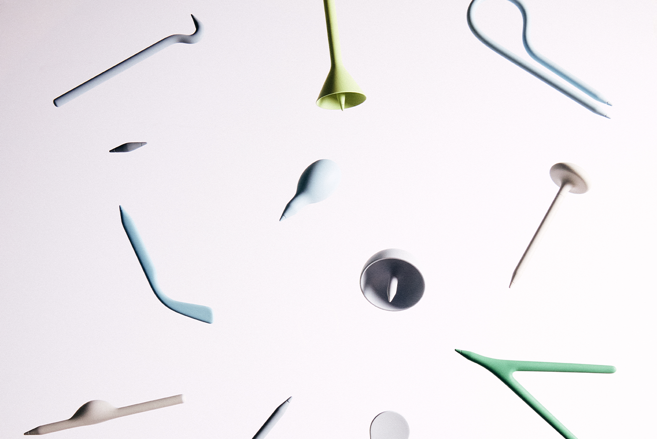 BKID의 ‘쓰고, 그리고, 사유하기’ 작품 사진이다. 흰 바탕 위에 다양한 형태의 도구들이 떠 있듯이 배열되어 있다.