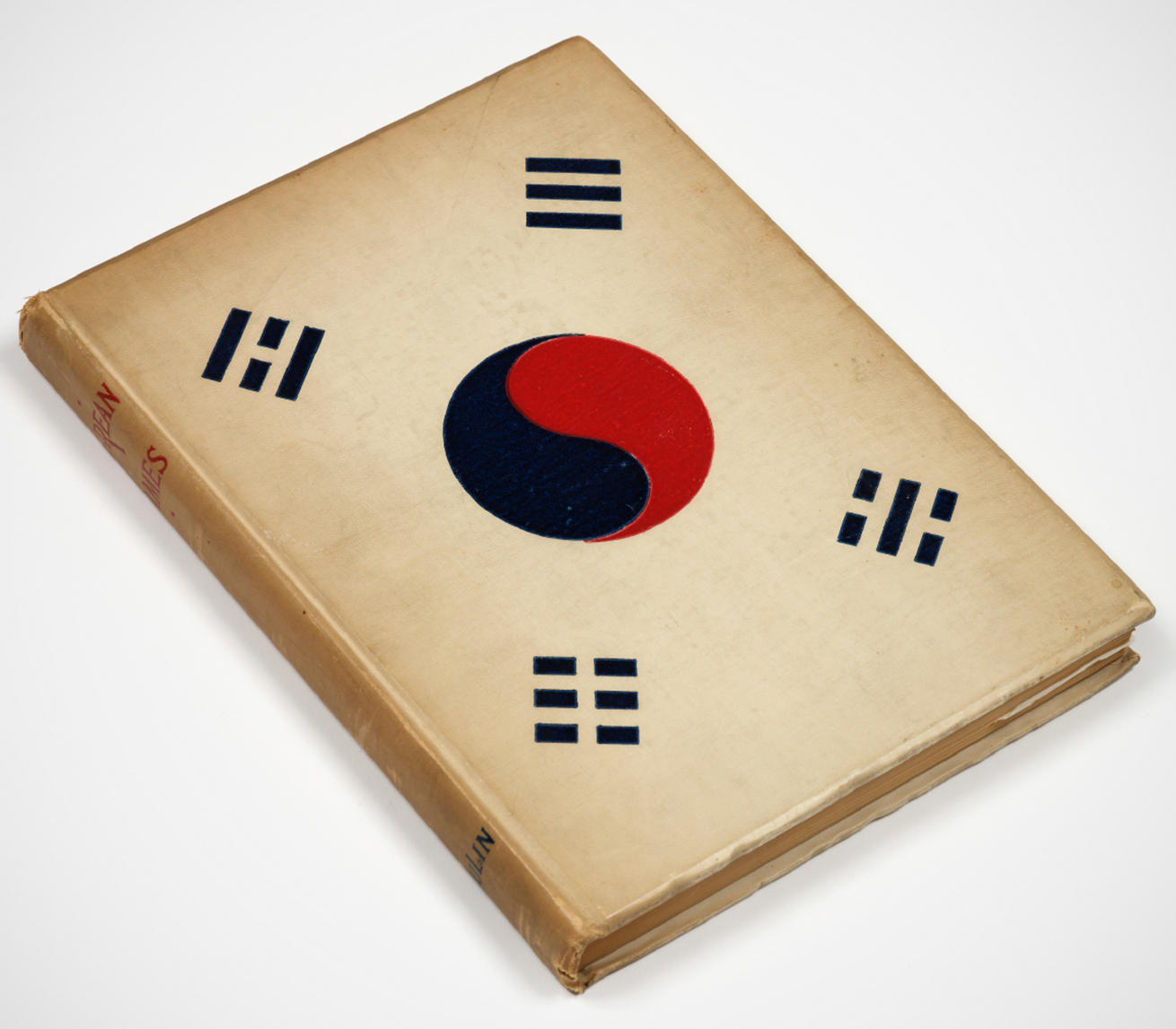 ‘《Korean Games》’ 표지 사진이다. 오래돼서 누렇게 된 책 표지에 태극기가 꽉 차게 그려져 있다.