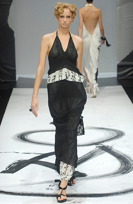 파리 패션쇼에서 선보인 이상봉 디자이너의 한글 패션 작품이다. 모델이 검정 슬립 드레스 위에 허리와 치맛단에 흰색 배경에 검은색 한글이 프린트된 천이 덧대어진 드레스를 입고 런웨이를 걷고 있다.