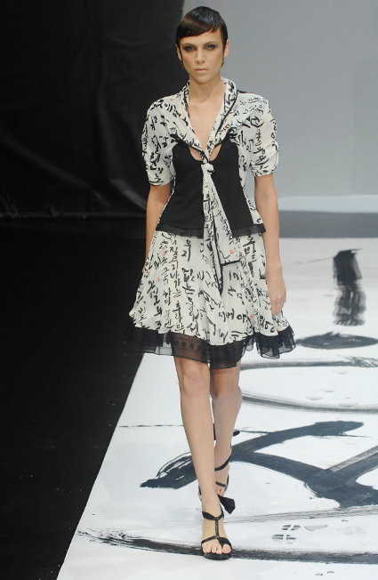 파리 패션쇼에서 선보인 이상봉 디자이너의 한글 패션 작품이다. 모델이 검은색 한글 프린트가 새겨진 짧은 흰색 원피스를 입고 런웨이를 걷고 있다. 