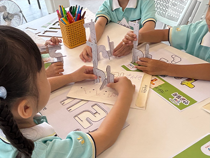 아이들이 한글 글자 블록 ‘펀트’를 조립하고 있다.