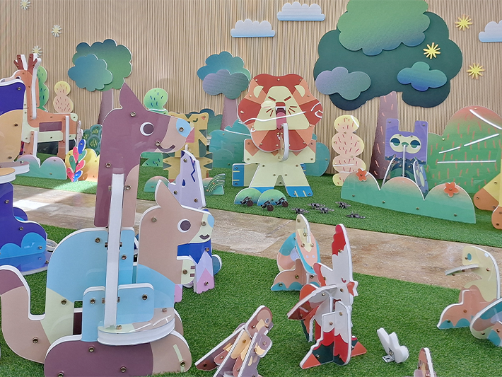 한글의 자음과 모음 조합을 조합해 만든 여러 동물 모양의 블록이 전시되어 있다.