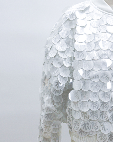 ‘제니’ 이름을 금박장에 새긴 재킷이다.