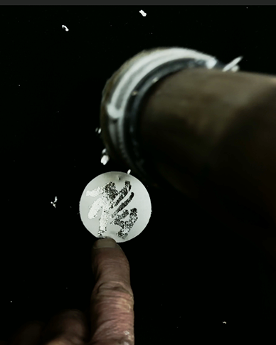 금박장인이 금박장에 제니의 이름을 새기고 있다.