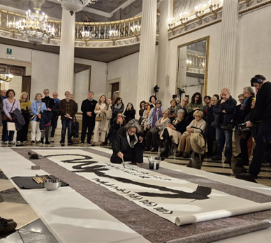 전시 개막식에서 강병인 작가가 6미터에 달하는 하얀 종이에 붓으로 한글을 써 내려가는 서예 퍼포먼스를 선보이고 있다.
