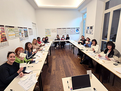 주이탈리아한국문화원에서 개최된 ‘한글 손 글씨 특별 강좌’에 참여한 학생들이 자신이 직접 쓴 손 글씨 작품을 들고 웃고 있다.