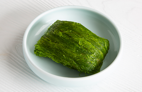 연한 하늘색 그릇에 매생이가 담겨있다. 