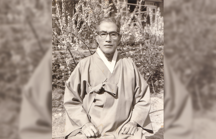 외솔 최현배 선생의 초상 사진이다. 안경을 쓰고 두루마기를 입은 최현배 선생이 늠름한 자세로 카메라를 정면으로 응시하고 있다.