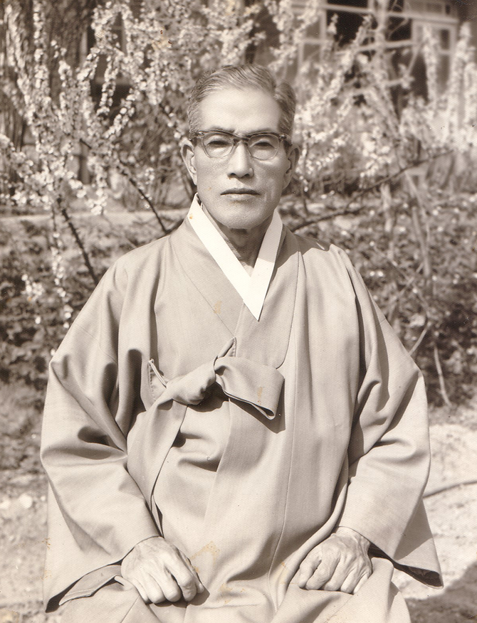 외솔 최현배 선생의 초상 사진이다. 안경을 쓰고 두루마기를 입은 최현배 선생이 늠름한 자세로 카메라를 정면으로 응시하고 있다.