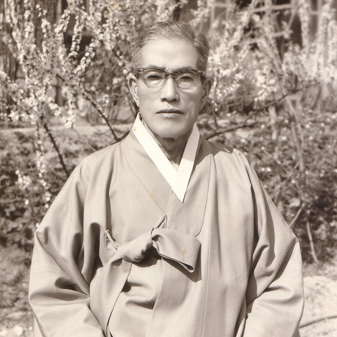 외솔 최현배 선생의 초상 사진이다. 안경을 쓰고 두루마기를 입은 최현배 선생이 늠름한 자세로 카메라를 정면으로 응시하고 있다.