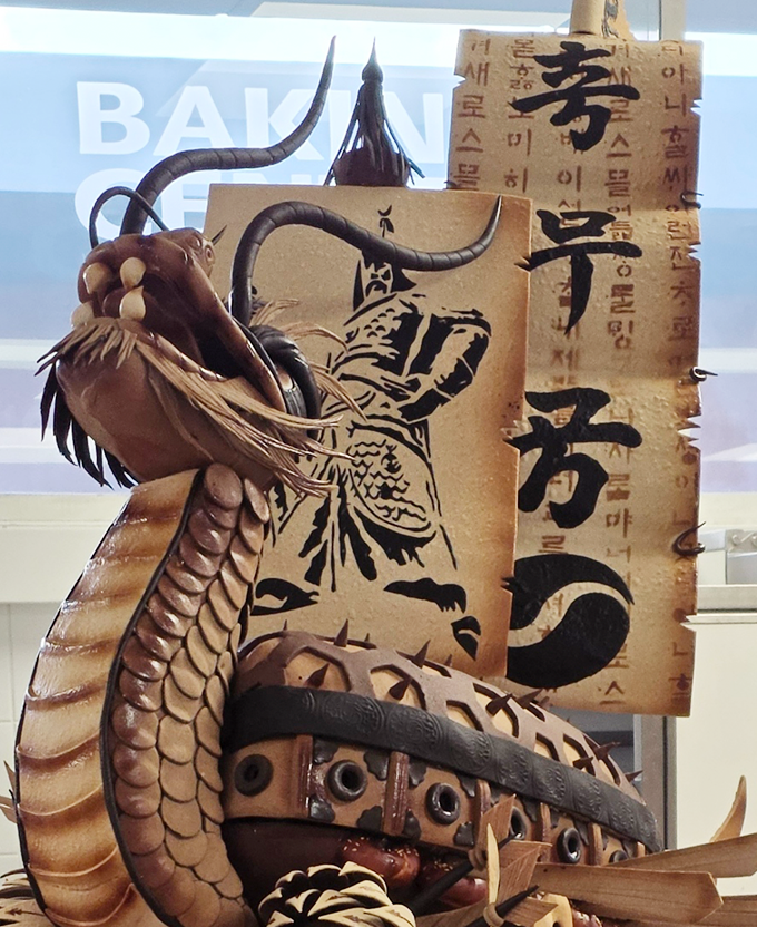 거북선 빵의 돛을 확대해 찍은 사진이다. 돛에는 ‘충무공’과 ‘훈민정음’이 적혀있다.