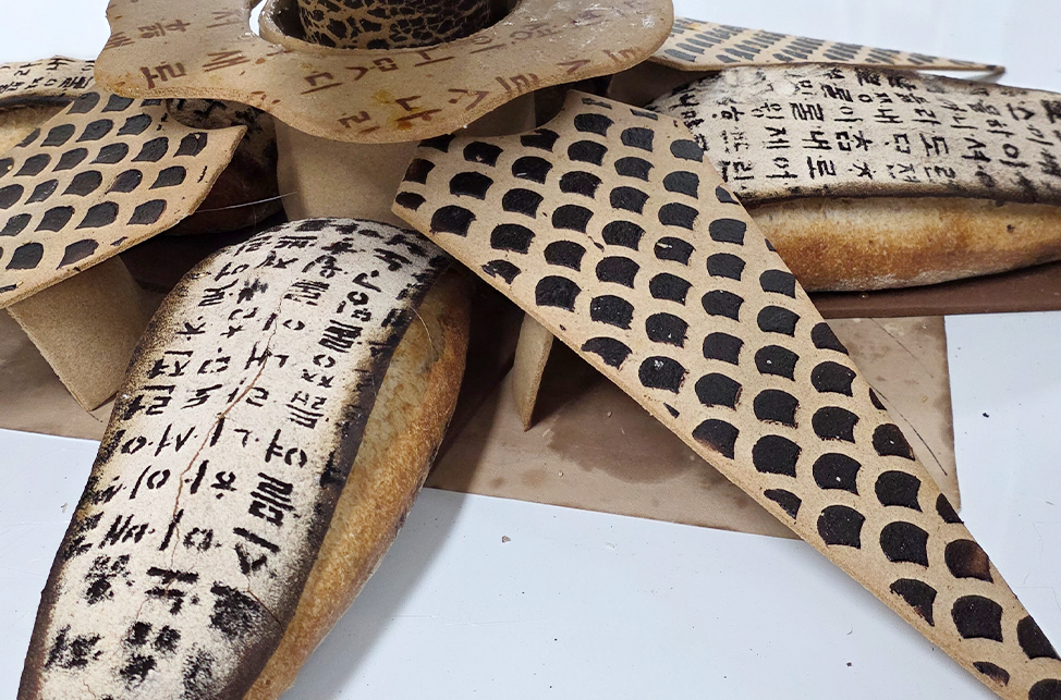 훈민정음이 새겨져 있는 거북선 빵을 확대해 찍은 사진이다.