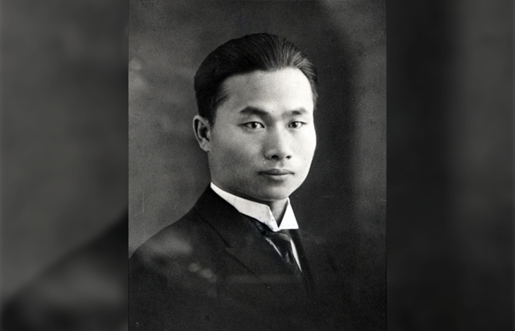이극로 선생의 흑백 초상 사진이다. 양복을 입고 올백 머리한 이극로 선생이 카메라 오른쪽을 응시하고 있다.