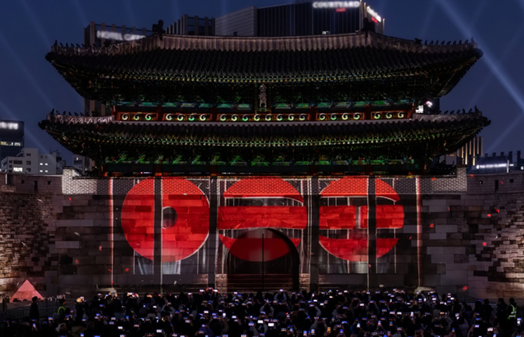 광화문에 방탄소년단 앨범 로고가 투영되어 있다. 로고는 아리랑의 초성인 ‘ㅇㄹㄹ’을 붉은색으로 형상화하고, 태극기의 건곤감리를 연상시키는 요소를 담아 제작되었다.