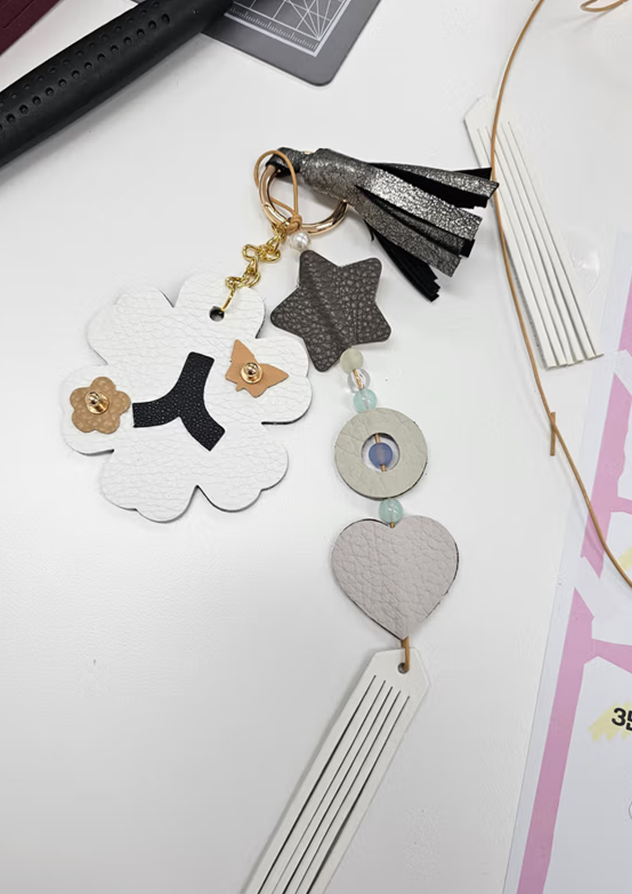 「한글 디자인 공방」 결과물 사진이다. 별, 꽃, 하트 모양과 한글 자음으로 장식한 밝은 색감의 열쇠고리가 있다.