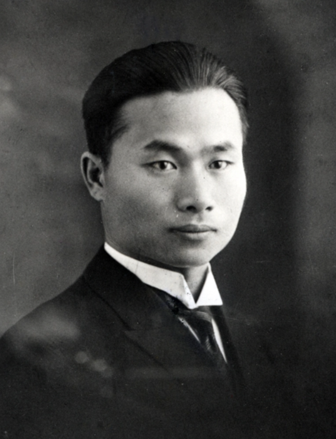 이극로 선생의 흑백 초상 사진이다. 양복을 입고 올백 머리한 이극로 선생이 카메라 오른쪽을 응시하고 있다.