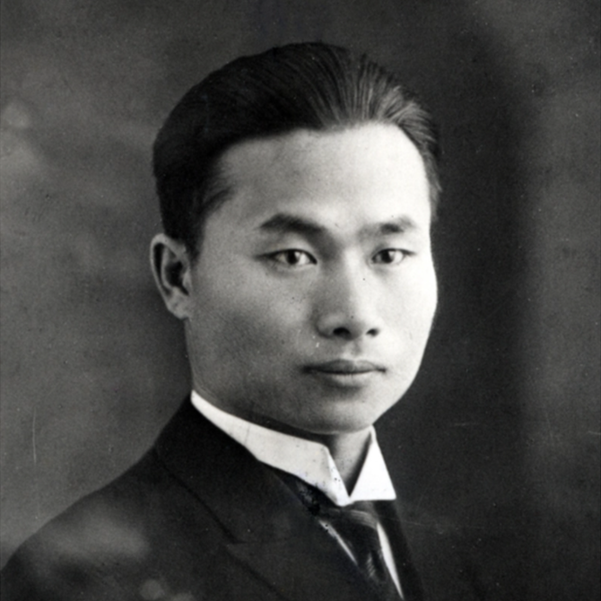 이극로 선생의 흑백 초상 사진이다. 양복을 입고 올백 머리한 이극로 선생이 카메라 오른쪽을 응시하고 있다.