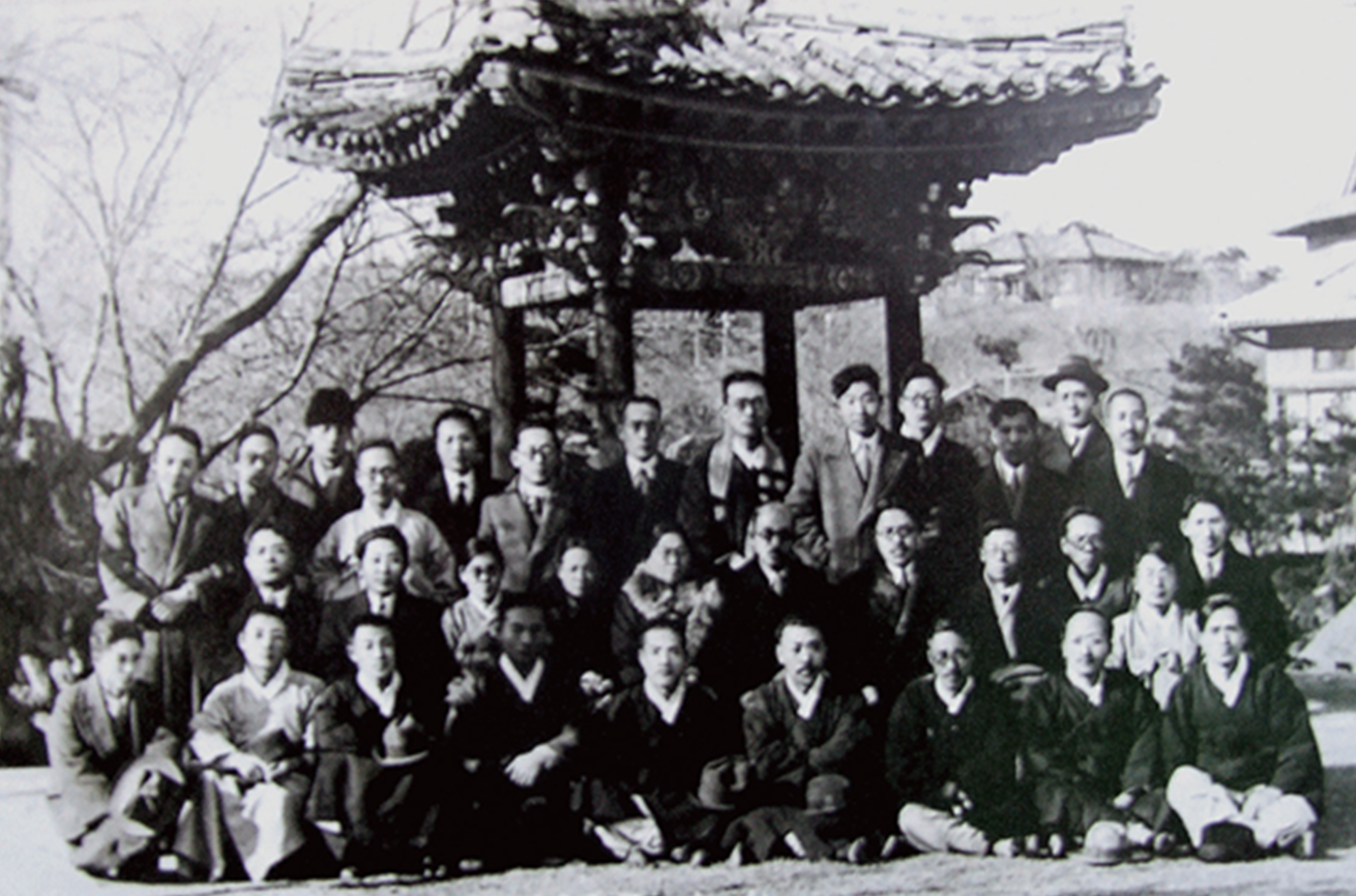 조선어학회 표준말사정위원회 1독회 기념사진이다. 조선어학회 관계자 여럿이 정자 앞에서 카메라를 응시하고 있다.