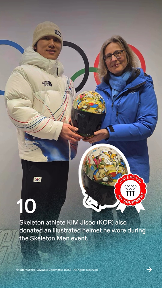 스위스 로잔 올림픽 박물관에 김지수 선수의 헬멧이 기증되면서, 김지수 선수와 관계자가 기념 촬영을 하고 있다.