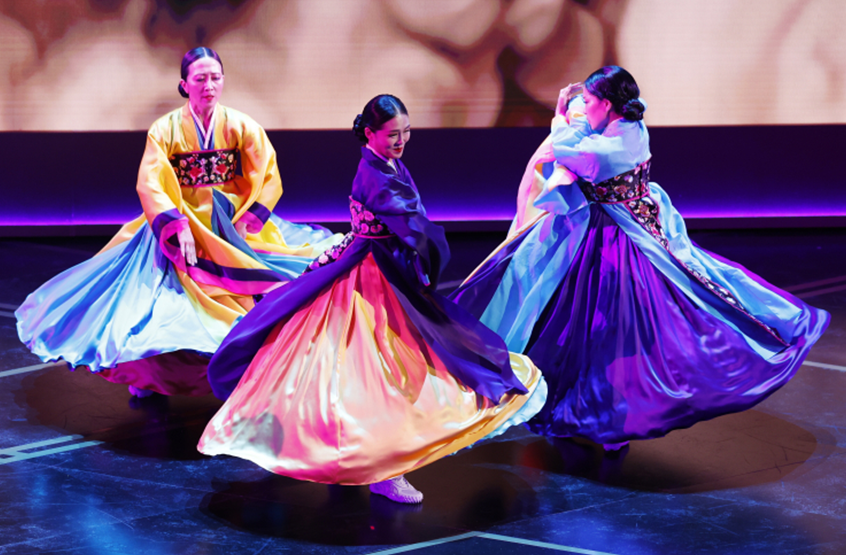 ‘케이팝 데몬 헌터스’ 축하 무대에 오른 한복을 입은 무용수들이 원을 그리며 무용을 선보이고 있다.