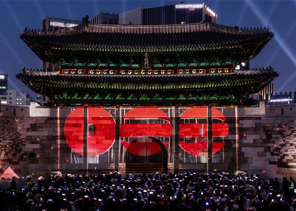 광화문에 방탄소년단 앨범 로고가 투영되어 있다. 로고는 아리랑의 초성인 ‘ㅇㄹㄹ’을 붉은색으로 형상화하고, 태극기의 건곤감리를 연상시키는 요소를 담아 제작되었다.