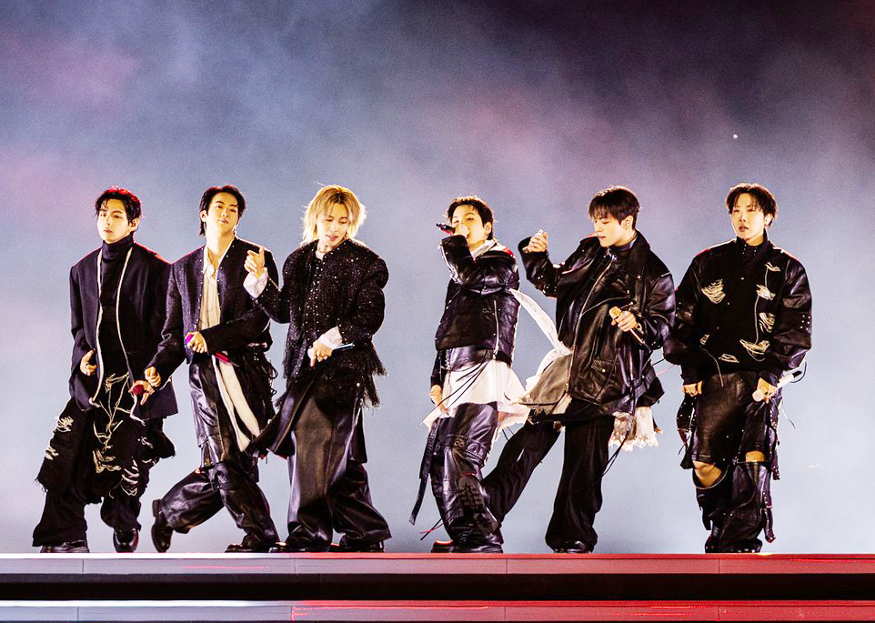 광화문에서 선보인 ‘BTS 컴백 라이브: 아리랑 (BTS THE COMEBACK LIVE｜ARIRANG)’ 무대에서 공연하고 있는 방탄소년단 사진이다.