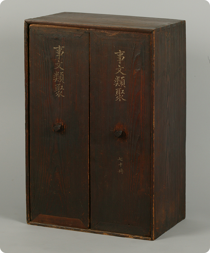 책궤 사진이다. 오동나무로 만든 직사각형 책장이며, 들어서 떼어내는 세로로 긴 두 개의 문이 있다.