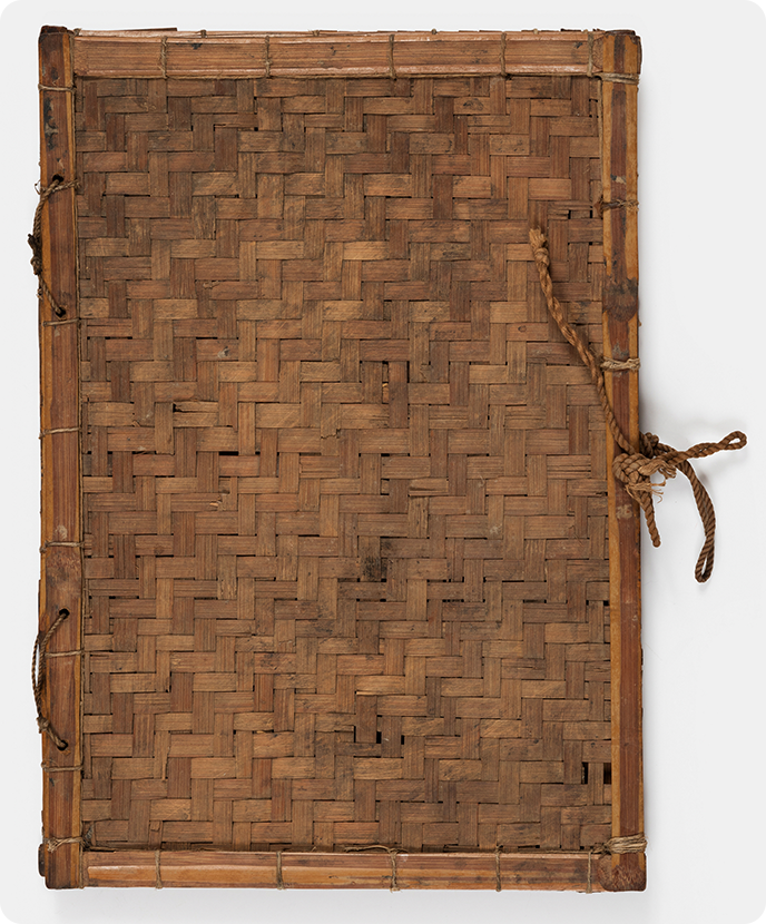 책갑 사진이다. 정방형의 판 두 개를 끈으로 묶은 형태이며, 가장자리는 대나무를 덧대어 보강하고, 끈을 연결할 수 있도록 구멍을 뚫었다.