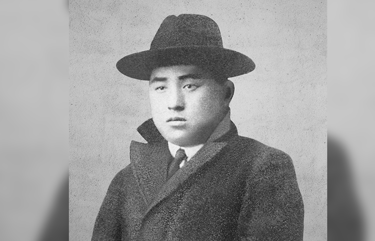 방정환 선생의 흑백 인물 사진이다. 중절모를 쓰고 코트 차림을 한 채 정면을 바라보며 차분한 표정을 짓고 있다.
