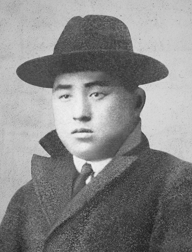 방정환 선생의 흑백 인물 사진이다. 중절모를 쓰고 코트 차림을 한 채 정면을 바라보며 차분한 표정을 짓고 있다.