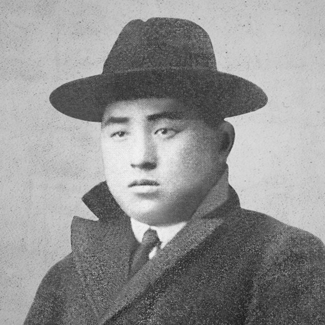 방정환 선생의 흑백 인물 사진이다. 중절모를 쓰고 코트 차림을 한 채 정면을 바라보며 차분한 표정을 짓고 있다.