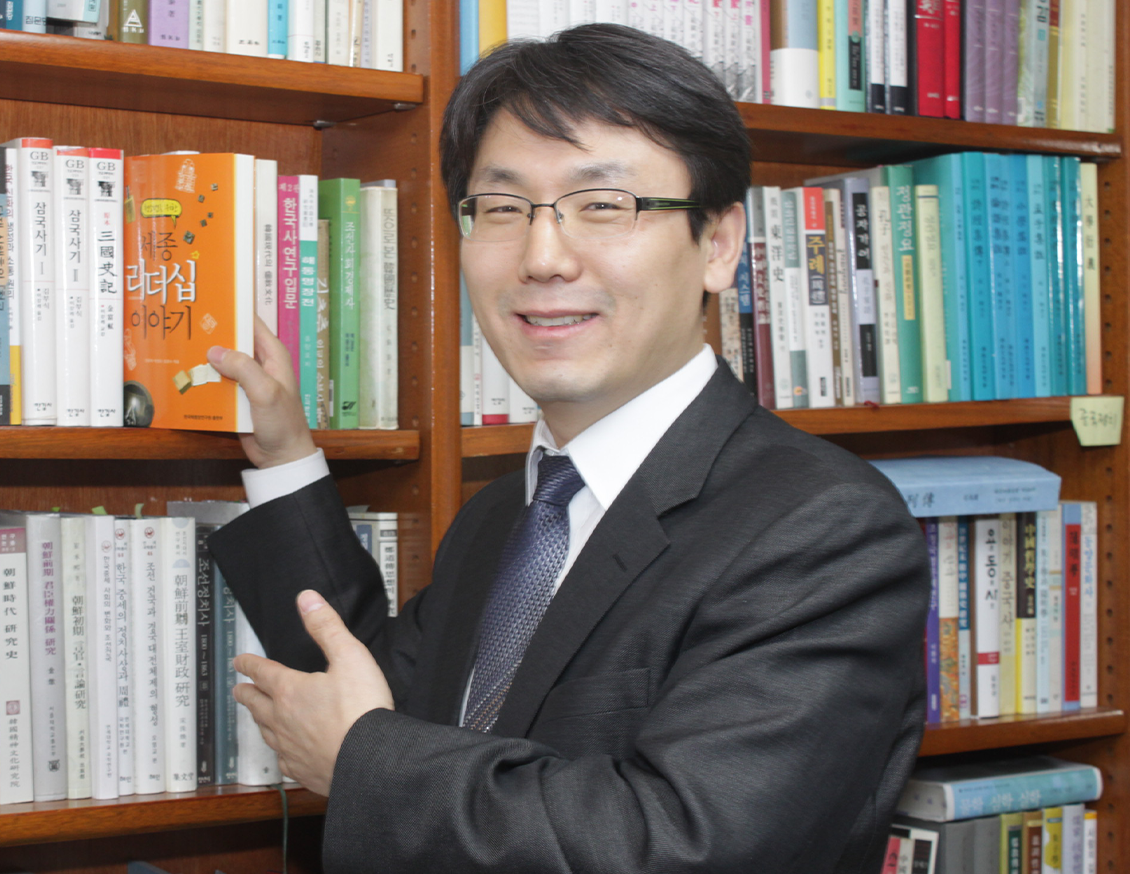 세종국가경영연구원 원장 박현모 사진이다. 책장에서 ‘세종 리더십 이야기’ 책을 꺼내들고 있다.