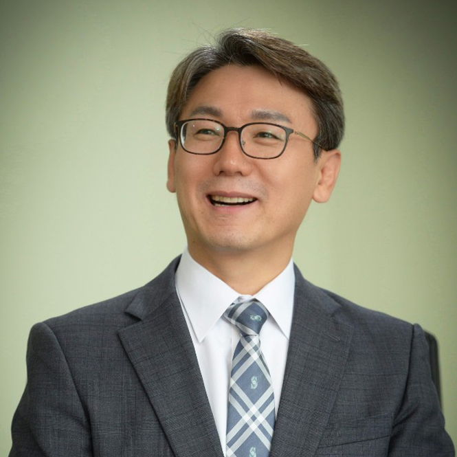 세종국가경영연구원 원장 박현모 사진이다. 안경을 쓴 박현모 원장이 왼쪽을 바라보며 웃고 있다.