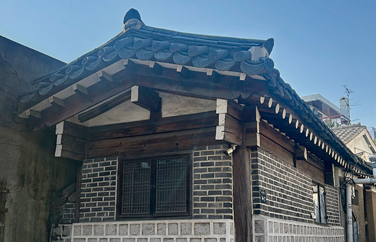 종로구 화동에 있는 조선어학회 터 사진이다. 조선어학회 회관이 자리했음을 알리는 안내문이 있다.