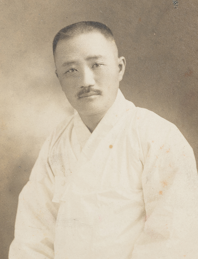 건축가 정세권 선생의 흑백 인물 사진이다. 짧게 깎은 머리와 콧수염을 지닌 정세권 선생이 정면을 바라보고 있다.