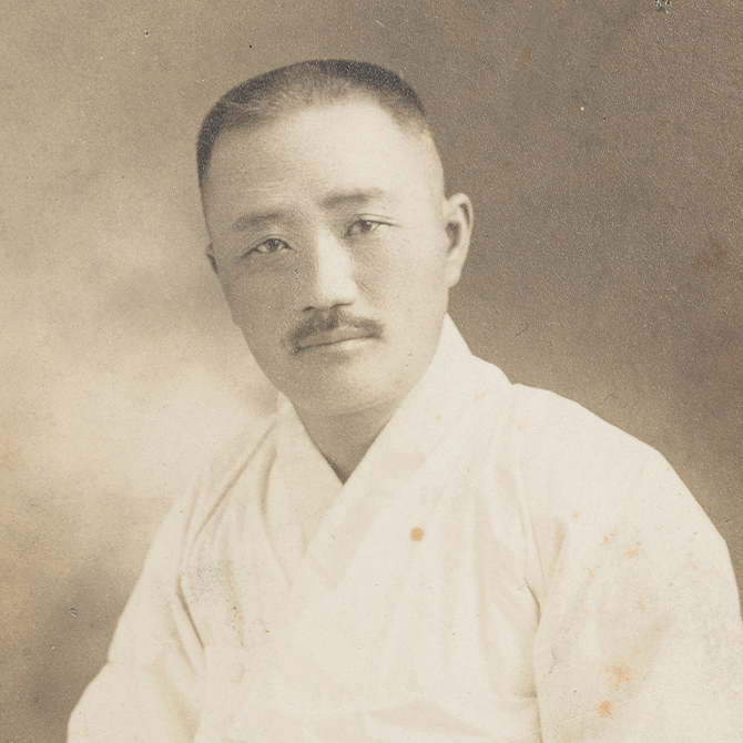 건축가 정세권 선생의 흑백 인물 사진이다. 짧게 깎은 머리와 콧수염을 지닌 정세권 선생이 정면을 바라보고 있다.