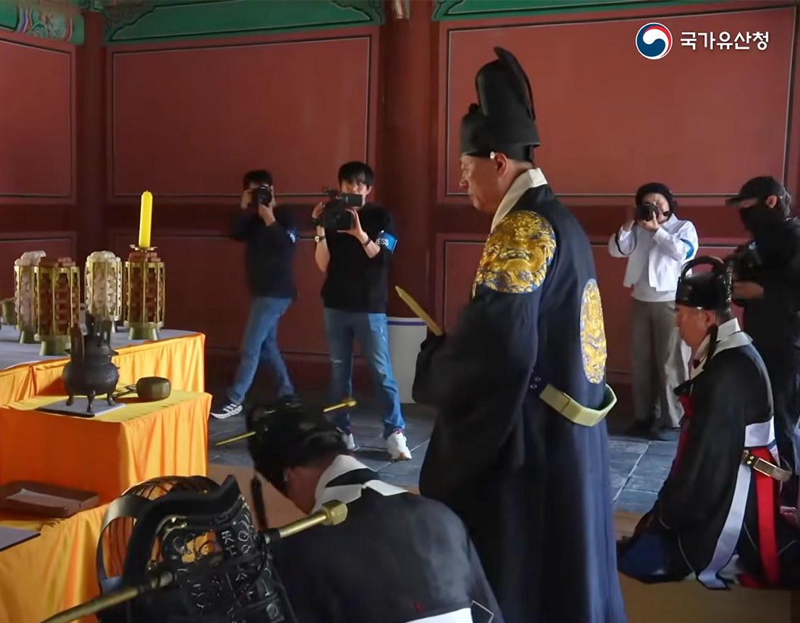 2026 숭모제전 현장 사진이다. 전통 제복을 입은 제관들이 제례를 진행하고 있다.