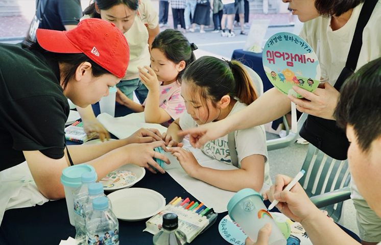 충청도 ‘찾아가는 사투리 체험’ 행사 모습. 어린이들이 체험 부스에 앉아 사투리 단어와 문장을 활용해 컵을 꾸미고 있다. 