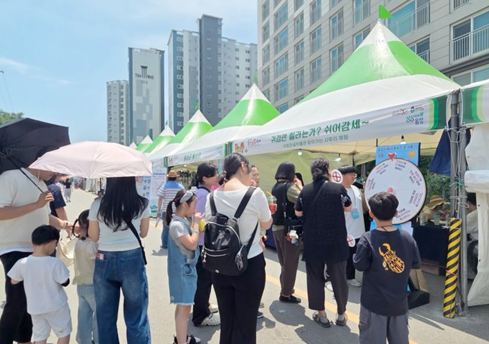 충청도 ‘찾아가는 사투리 체험’ 행사 현장 사진이다. 체험 천막 앞에 사람들이 줄 서 있다.