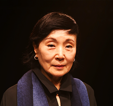 고 이숙재 무용가가 정면을 바라보고 있다.