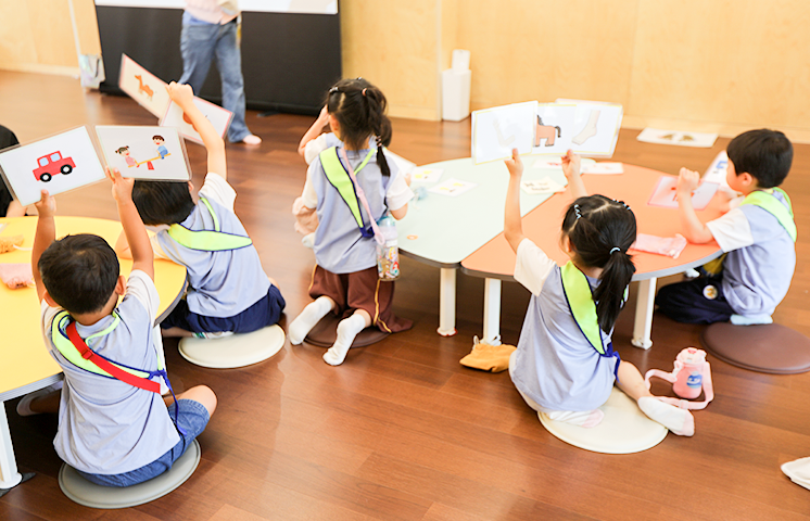 여름방학 현장교육 ‘말랑통통 한글탐정’ 현장. 어린이들이 그림 카드를 들고 교육에 참여하고 있다.