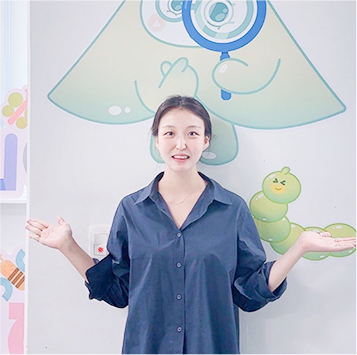 남색 블라우스를 입은 이세나 연구원이 양팔을 들어 올리고 있다.