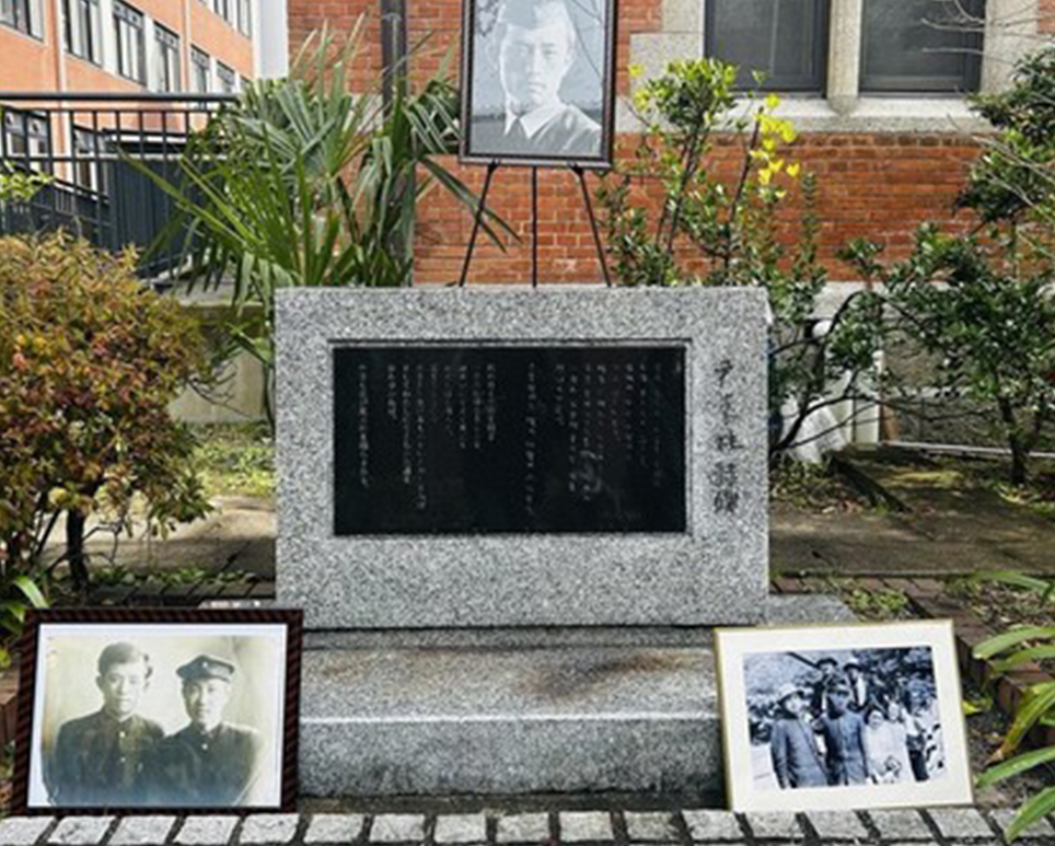 교토 도시샤대학교에 있는 윤동주 시비 앞에 시인의 사진이 담긴 액자가 함께 놓여 있다.