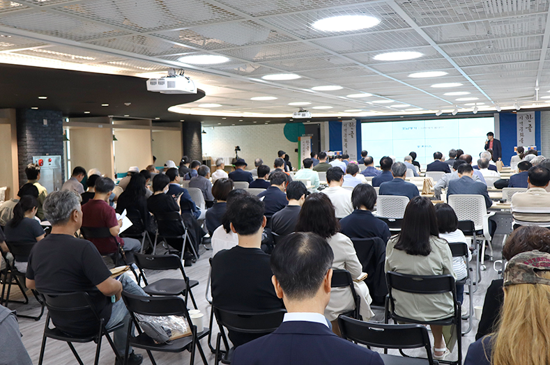 '한글 지역문화를 품다'에 참석한 사람들이 자리에 앉아 있다.