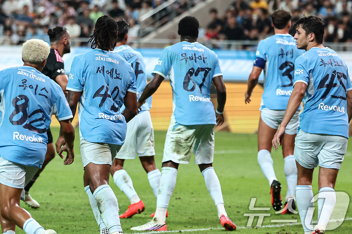 맨체스터 시티 축구 선수들이 이름을 한글로 표기한 하늘색 유니폼을 입고 경기를 하고 있다.