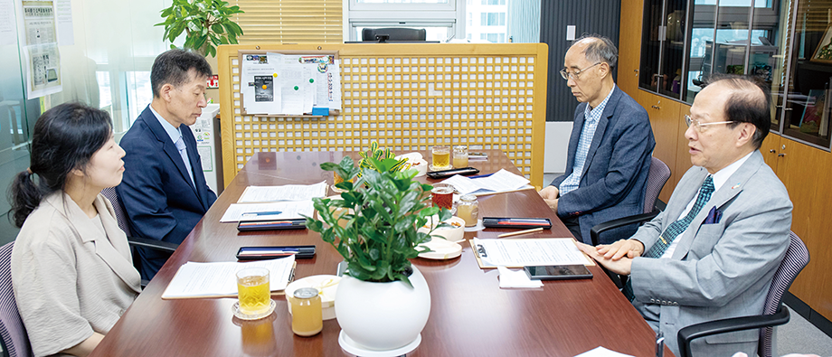 국립한글박물관 학예연구관 고은숙의 진행으로 임성환 국립한글박물관장, 김주원 한글학회장, 최홍식 세종대왕기념사업회장이 회의실 테이블에 둘러앉아 대화를 나누는 모습이다. 