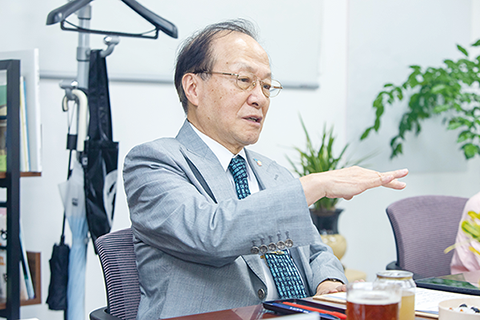 최홍식 세종대왕기념사업회장이 좌담에서 발언하고 있다.